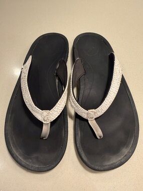 Olukai Womens White Strap Black Footbed Flip Flops